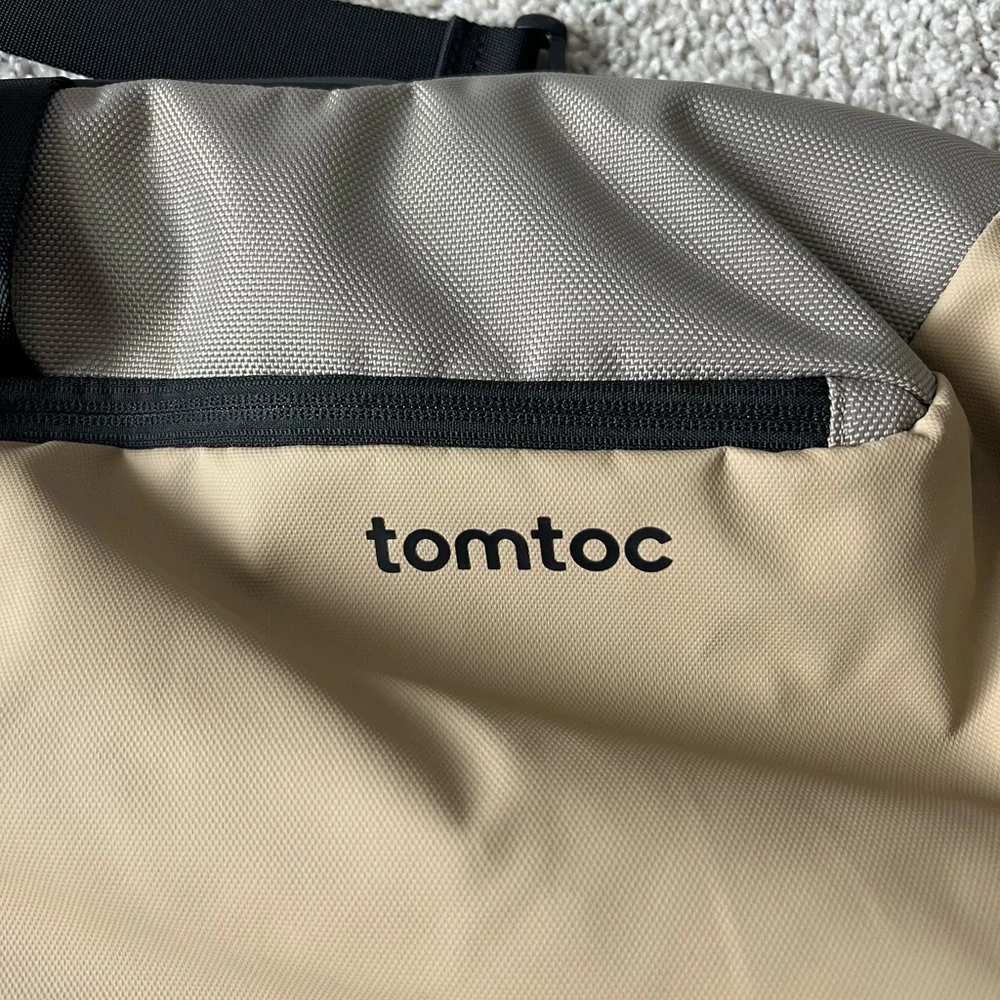 ⚪️TOMTOC: Men’s beige & gray NWOT crossbody travel sling bag w/compartments⚪️